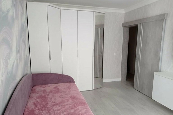 Детская с большим шкафом и мягкой кроватью Детская с большим шкафом и мягкой кроватью