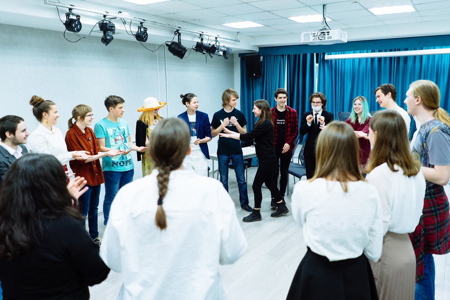 Помогаем. Автономная некоммерческая организация «Одаренная молодежь»